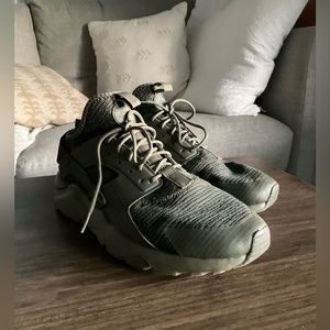 9.5 Olive/Forest Green Nike Huarache